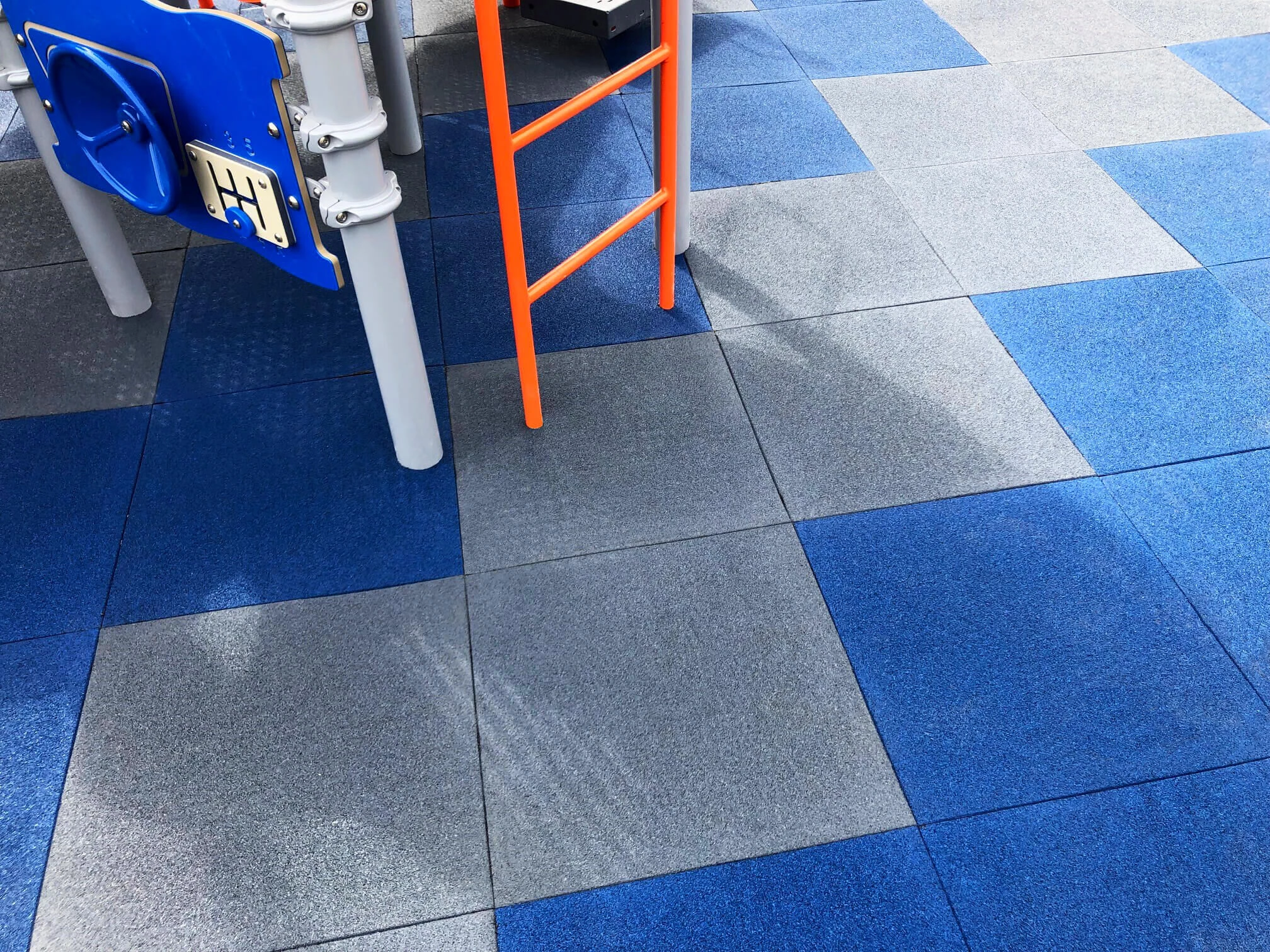 Installation rapide dalle caoutchouc Solpro Flooring Solutions pour vos espaces sportifs